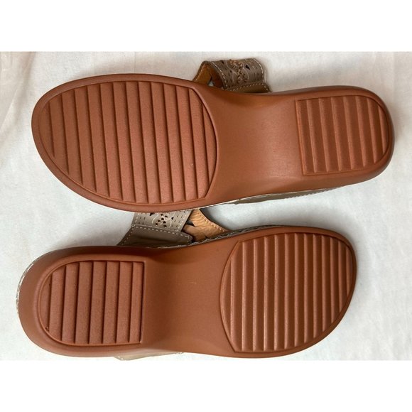 Flip Flops Sandals Tan Thong Low Wedge Embellishments Top Sz  8/39 Beachwear NEW - Picture 5 of 8